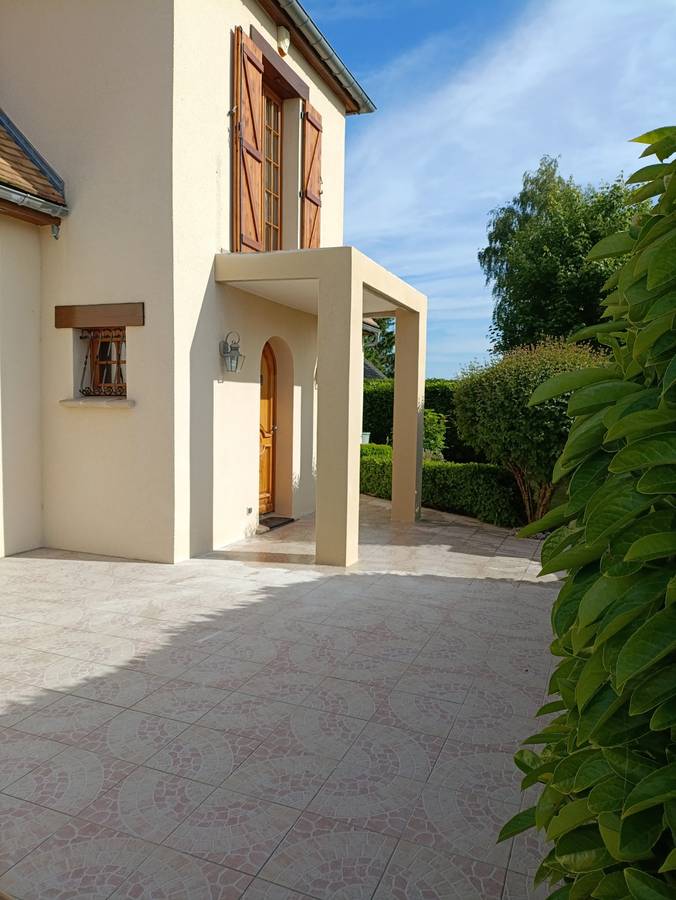 Après travaux : porche maçonné et enduit, terrasse carrelée