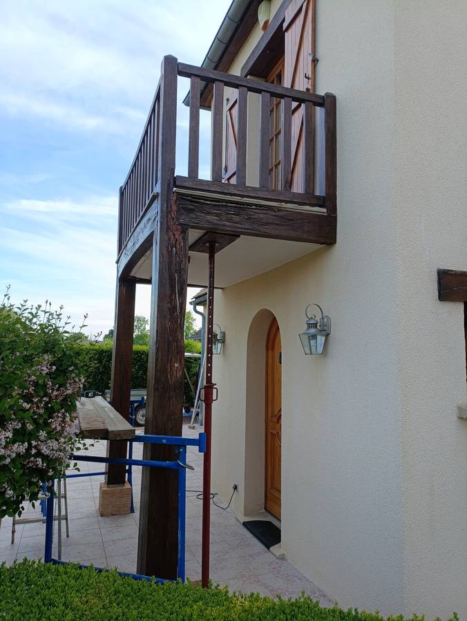 Avant travaux : ancien balcon bois dégradé, étayé