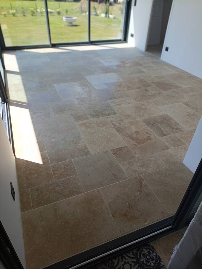 Carrelage travertin en pose intérieure, format multiple