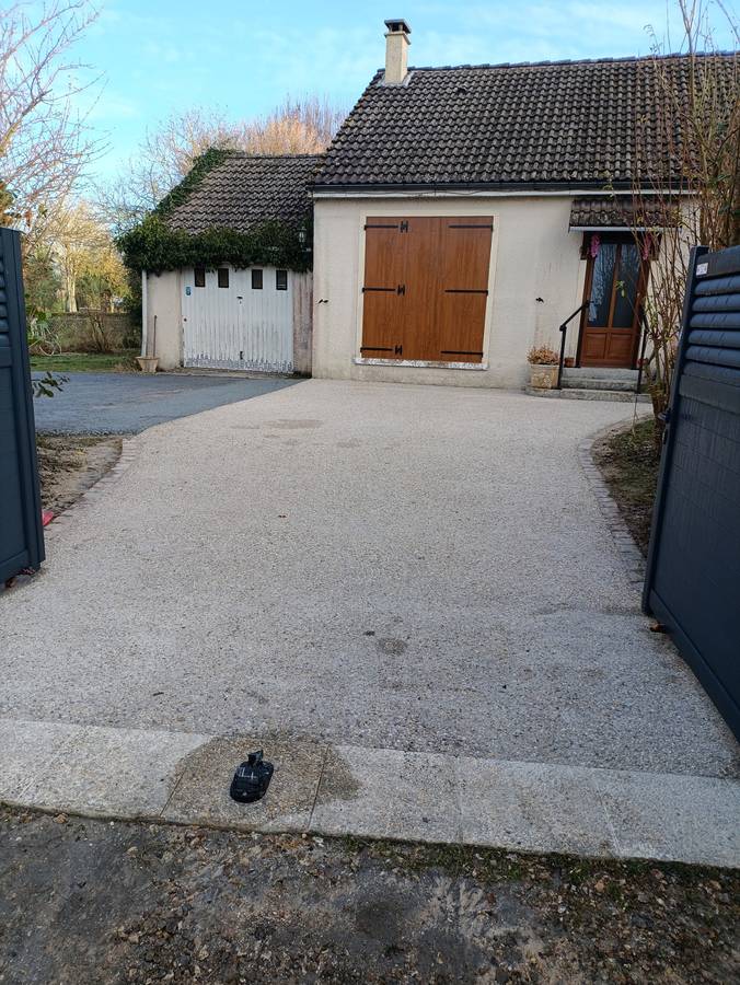 Cour en béton désactivé avec bordure pavée