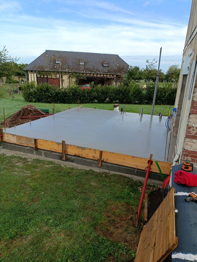 Dalle béton coulée et talochée, coffrage bois et attentes en place