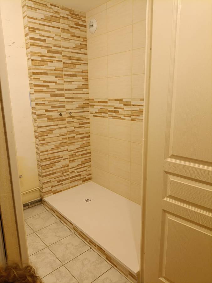 Douche à l'italienne, faïence et frise mosaïque