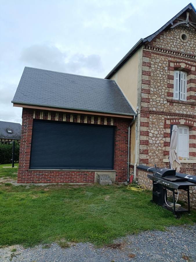 Extension en brique avec couverture ardoise et fermeture aluminium