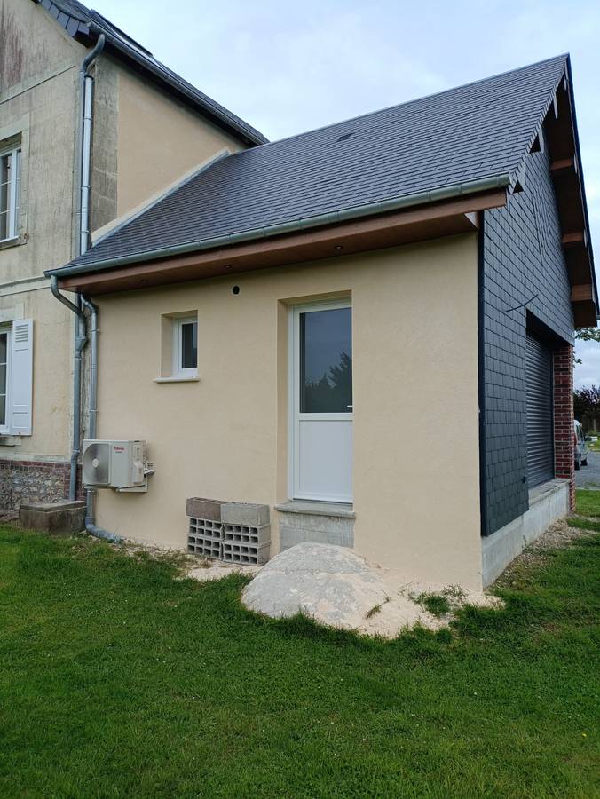 Extension enduite, couverture en ardoise et raccord sur bâtiment existant