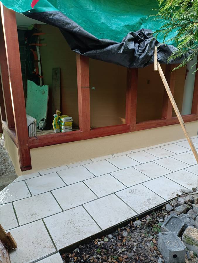Rénovation de colombages, soubassement enduit et terrasse carrelée